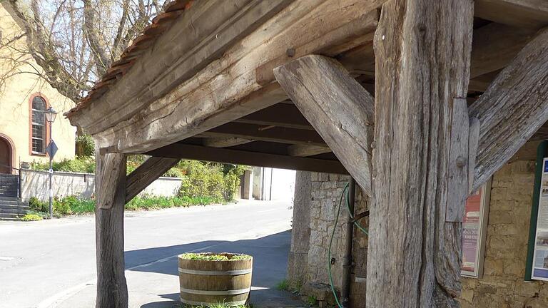 Gesichert für das Ortsbild: Ziegel und Traufblech des historischen Lindelbacher Brunnenhauses wurden 2021 mit einer privaten Spende erneuert. Gesichert für das Ortsbild: Ziegel und Traufblech des historischen Lindelbacher Brunnenhauses wurden 2021 mit einer privaten Spende erneuert.