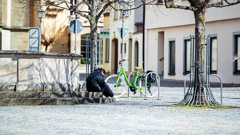 Ohne 'triftigen Grund' alleine am Brunnen zu sitzen – wie hier in Haßfurt – konnte im April 2020 in Bayern zu einem Bußgeld führen. Zu Unrecht, wie Gerichte inzwischen urteilten. Ohne 'triftigen Grund' alleine am Brunnen zu sitzen – wie hier in Haßfurt – konnte im April 2020 in Bayern zu einem Bußgeld führen. Zu Unrecht, wie Gerichte inzwischen urteilten.