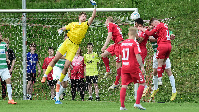 Das war die große Chance auf den Siegtreffer für den TSV Aubstadt: Michael Dellinger (am Ball) köpft in der Nachspielzeit allerdings knapp über das leere Tor der SpVgg Greuther Fürth II. Das war die große Chance auf den Siegtreffer für den TSV Aubstadt: Michael Dellinger (am Ball) köpft in der Nachspielzeit allerdings knapp über das leere Tor der SpVgg Greuther Fürth II.