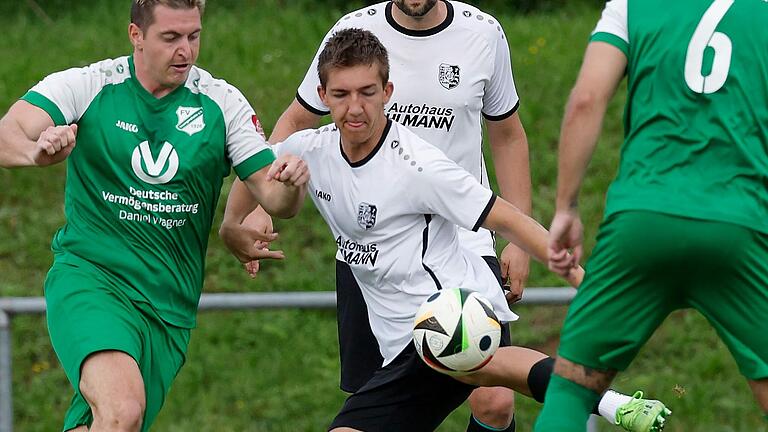 Marvin Kaiser (Mitte, Archivbild) brachte den TSV Karlburg II gegen die (SG) TSV Retzbach in Führung. Marvin Kaiser (Mitte, Archivbild) brachte den TSV Karlburg II gegen die (SG) TSV Retzbach in Führung.