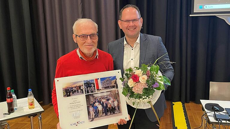 Mit einem Abschiedsgeschenk des gesamten Gremiums wurde Wolfgang Tröster am Donnerstag aus dem Stadtrat verabschiedet. Mit einem Abschiedsgeschenk des gesamten Gremiums wurde Wolfgang Tröster am Donnerstag aus dem Stadtrat verabschiedet.