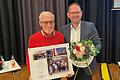 Mit einem Abschiedsgeschenk des gesamten Gremiums wurde Wolfgang Tröster am Donnerstag aus dem Stadtrat verabschiedet.