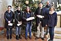 Die Organisatoren des 40. Königsberger Weihnachtsmarktes Anja Fößel (rechts) sowie Tobias Mäder (hinten) übergaben an (von links) Rektorin Elke Ankenbrand von der Regiomontanus-Grundschule, Bettina Klebrig von der BRK-Kita „Unter der Burg“, Angelika Montag von der evangelischen Kindertagesstätte „Die Arche“ und Pfarrer Peter Hohlweg den Erlös der freiwilligen Spenden für den Besuch der Krippenausstellung in der Marienkirche am Weihnachtsmarkt.