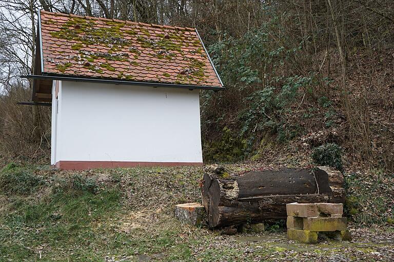 An der Wendelinuskapelle werden die marode Sitzbank und der Tisch ersetzt. An der Wendelinuskapelle werden die marode Sitzbank und der Tisch ersetzt.