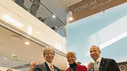 „Forum - man trifft sich“ lautet das VR-Bank-Motto. Bei der Eröffnung trafen sich die Bankvorstände Rainer Wiederer (links) und Joachim Erhard mit Oberbürgermeisterin Pia Beckmann. „Forum - man trifft sich“ lautet das VR-Bank-Motto. Bei der Eröffnung trafen sich die Bankvorstände Rainer Wiederer (links) und Joachim Erhard mit Oberbürgermeisterin Pia Beckmann.