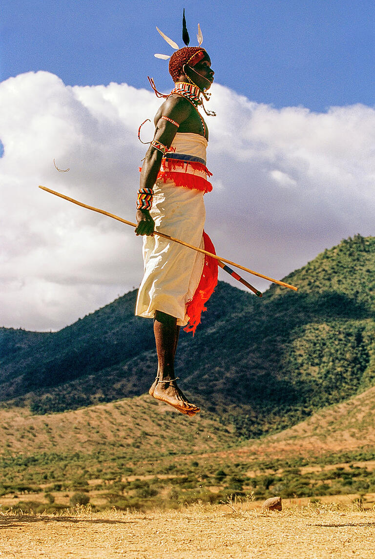 Tanz eines Kriegers bei einer Hochzeit der Samburu: Mit den hohen Sprüngen wirbt der Krieger um eine zukünftige Braut. Tanz eines Kriegers bei einer Hochzeit der Samburu: Mit den hohen Sprüngen wirbt der Krieger um eine zukünftige Braut.