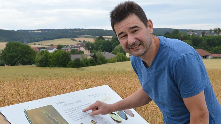Jochen Then hat an seinen Feldern in Burglauer eine Art Rundweg eingerichtet. Auf neun Tafeln können Spaziergänger sich dort über die angebauten Feldfrüchte informieren.  Foto: Isolde Krapf       -  Jochen Then hat an seinen Feldern in Burglauer eine Art Rundweg eingerichtet. Auf neun Tafeln können Spaziergänger sich dort über die angebauten Feldfrüchte informieren.  Foto: Isolde Krapf