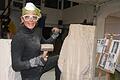 Bildhauerin Steff Bauer betätigte sich in ihrem Atelier mit Hammer und Meißel.