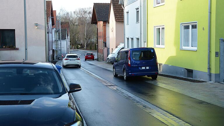 Optisch schön gestaltet zeigt sich die Simonsgasse in Gössenheim. Vermisst wird jedoch ein ausgewiesener Gehsteig, der für mehr Sicherheit der Fußgänger sorgt. Wegen durchfahrender oder parkender Fahrzeuge müssen diese häufig die Fahrbahn nutzen. Optisch schön gestaltet zeigt sich die Simonsgasse in Gössenheim. Vermisst wird jedoch ein ausgewiesener Gehsteig, der für mehr Sicherheit der Fußgänger sorgt. Wegen durchfahrender oder parkender Fahrzeuge müssen diese häufig die Fahrbahn nutzen.