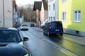 Optisch schön gestaltet zeigt sich die Simonsgasse in Gössenheim. Vermisst wird jedoch ein ausgewiesener Gehsteig, der für mehr Sicherheit der Fußgänger sorgt. Wegen durchfahrender oder parkender Fahrzeuge müssen diese häufig die Fahrbahn nutzen.