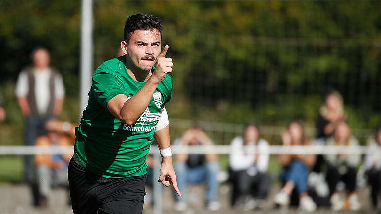 Ein in den letzten Monaten gewohntes Bild: Marcel Kühlinger, Stürmer bei der DJK Schwebenried/Schwemmelsbach, bejubelt im Heimspiel gegen den FC Lichtenfels einen Treffer. 15 Saisontore hat der 24-Jährige bereits auf dem Konto. Ein in den letzten Monaten gewohntes Bild: Marcel Kühlinger, Stürmer bei der DJK Schwebenried/Schwemmelsbach, bejubelt im Heimspiel gegen den FC Lichtenfels einen Treffer. 15 Saisontore hat der 24-Jährige bereits auf dem Konto.