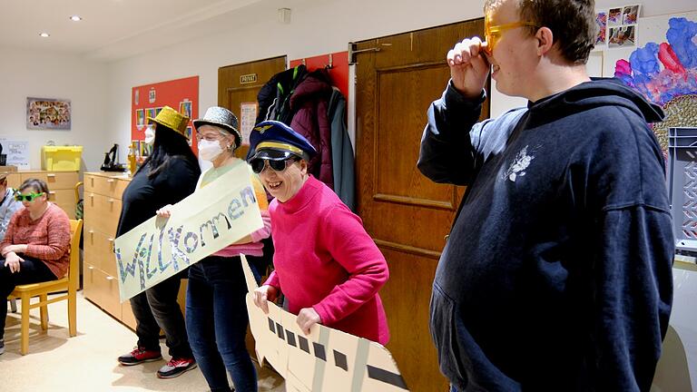 Ein gelungener Auftritt muss gut geprobt sein. Die ganze Woche über trainieren die Bewohnerinnen und Bewohner des Lebenshilfe-Wohnheims für ihren großen Auftritt am Sonntag in Mellrichstadt. Ein gelungener Auftritt muss gut geprobt sein. Die ganze Woche über trainieren die Bewohnerinnen und Bewohner des Lebenshilfe-Wohnheims für ihren großen Auftritt am Sonntag in Mellrichstadt.