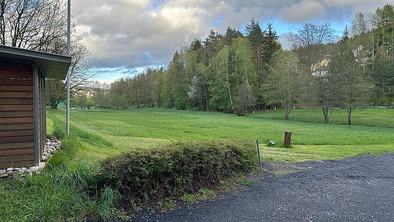 In diesem Bereich des Geländes des Hotels Krummbachtal sind sowohl eine Tagungsscheune als auch zehn Naturlodges geplant. Dazu lag dem Schönauer Gemeinderat ein Vorbescheid vor.