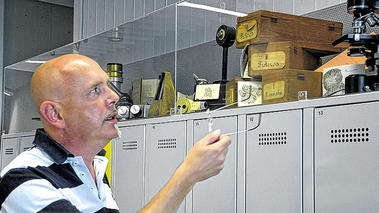 Ans Licht gebracht: Bisher lagerte der Nachlass von Theodor Boveri in einem Keller der Universität. Professor Markus Engstler richtete mit einigen ausgegrabenen Exponaten kürzlich eine kleine Gedächtnisausstellung im Theodor-Boveri-Institut ein.