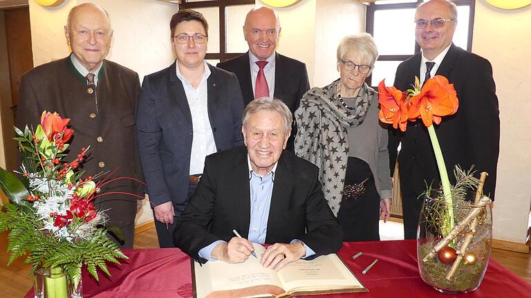 Foto 80. Geburtstag Mangold – Eintragung ins Goldene Buch:Eintrag ins Goldene Buch: Anlässlich des 80. Geburtstags von Ehrenbürger und Altbürgermeister Oskar Mangold trug sich der Jubilar unter den Augen von Landtagspräsident a. D. Johann Böhm, Bürgermeisterin Birgit Erb, Landrat Thomas Habermann, seiner Gattin Christa und Pfarrer Hubert Grütz in das Goldene Buch des Marktes Oberelsbach ein. Foto 80. Geburtstag Mangold – Eintragung ins Goldene Buch:Eintrag ins Goldene Buch: Anlässlich des 80. Geburtstags von Ehrenbürger und Altbürgermeister Oskar Mangold trug sich der Jubilar unter den Augen von Landtagspräsident a. D. Johann Böhm, Bürgermeisterin Birgit Erb, Landrat Thomas Habermann, seiner Gattin Christa und Pfarrer Hubert Grütz in das Goldene Buch des Marktes Oberelsbach ein.