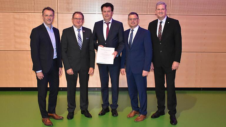 Die erste Vertreterversammlung nach der Fusion. Unser Bild zeigt (von links): Der künftige Aufsichtsratsvorsitzende Robert Menz, Vorstandsvorsitzender Direktor Roland Rößert, Aufsichtsratsvorsitzender Ernst Hey, Regionaldirektor Roland Streng und der künftige Vorstandsvorsitzende Direktor Martin Weber.