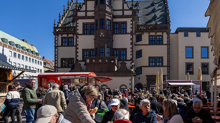 Wer genug vom Shoppen hatte, konnte es sich auf dem Schweinfurter Fischmarkt vor dem Rathaus bei Fischbrötchen und anderen Speisen gut gehen lassen. Wer genug vom Shoppen hatte, konnte es sich auf dem Schweinfurter Fischmarkt vor dem Rathaus bei Fischbrötchen und anderen Speisen gut gehen lassen.
