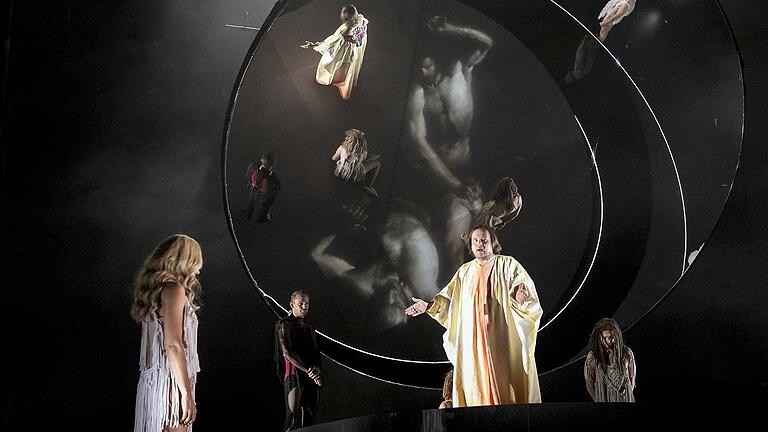 Starke Szenen: Die Münchner Kammerspiele waren mit 'Genesis' zu Gast im Schweinfurter Theater.
