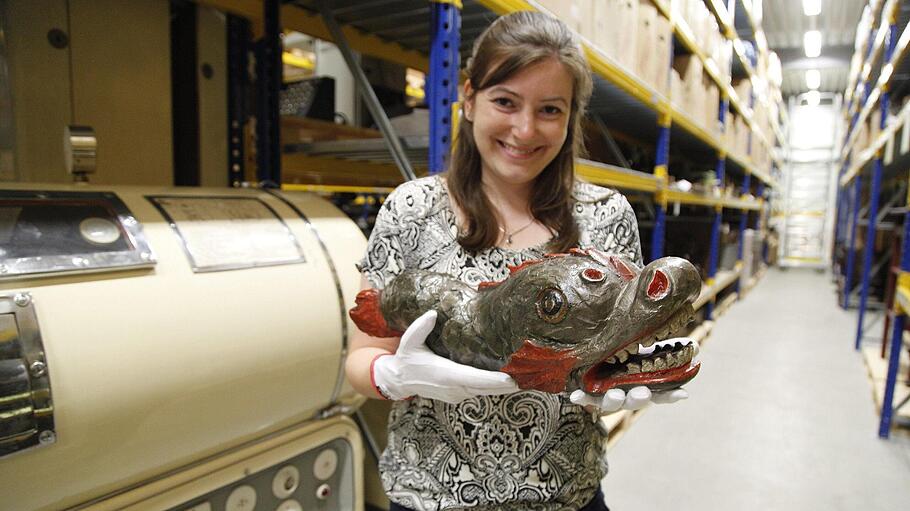 Der Fisch, der aussieht wie ein Drache: Johanna Körners Lieblingsstück im Depot ist das Zunftzeichen der Schweinfurter Fischer.  Fotos (4): Oliver Schikora       -  Der Fisch, der aussieht wie ein Drache: Johanna Körners Lieblingsstück im Depot ist das Zunftzeichen der Schweinfurter Fischer.  Fotos (4): Oliver Schikora