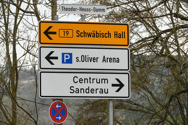 Noch leiten die Straßenwegweiser zur s.Oliver-Arena. Noch leiten die Straßenwegweiser zur s.Oliver-Arena.