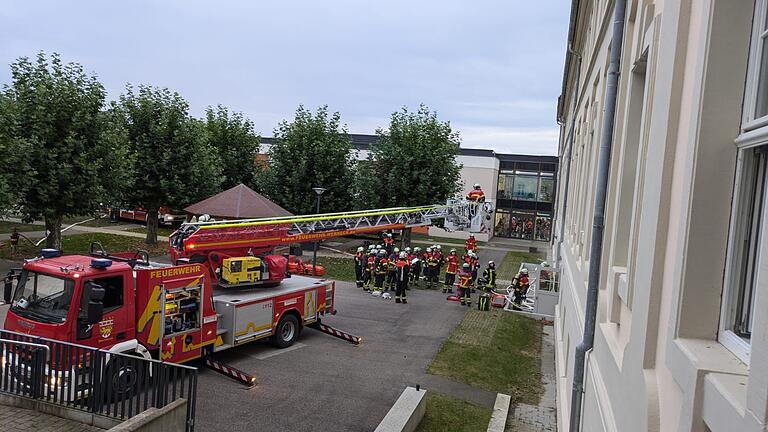 Die Feuerwehr Werneck rettet mit der Drehleiter die 'Verletzten' aus dem zweiten Stock. Die Feuerwehr Werneck rettet mit der Drehleiter die 'Verletzten' aus dem zweiten Stock.