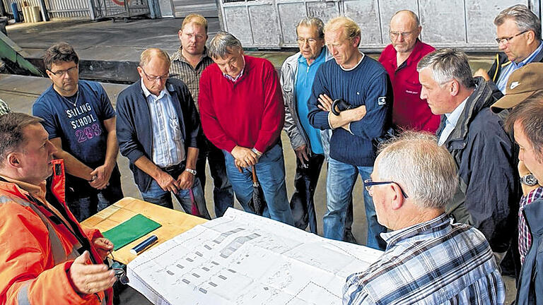 Infos vor Ort: Tina Kirsch, Prokurist Jürgen Steigerwald und Planer Uwe Görisch erläuterten den Karsbacher Gemeinderäten die Änderungsplanung zur Nutzung des Geländes des ehemaligen Natodepots an der Schönauer Straße. Infos vor Ort: Tina Kirsch, Prokurist Jürgen Steigerwald und Planer Uwe Görisch erläuterten den Karsbacher Gemeinderäten die Änderungsplanung zur Nutzung des Geländes des ehemaligen Natodepots an der Schönauer Straße.