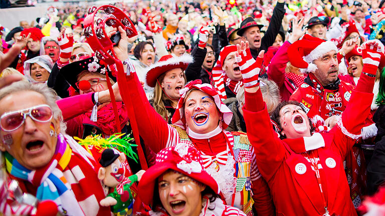 Karneval in Köln - In Köln rufen die Jecken 'Kölle, Alaaf' und feiern Karneval. Doch ein paar Kilometer weiter, heißt das närrische Treiben womöglich wieder anders. (Archivfoto) Karneval in Köln - In Köln rufen die Jecken 'Kölle, Alaaf' und feiern Karneval. Doch ein paar Kilometer weiter, heißt das närrische Treiben womöglich wieder anders. (Archivfoto)