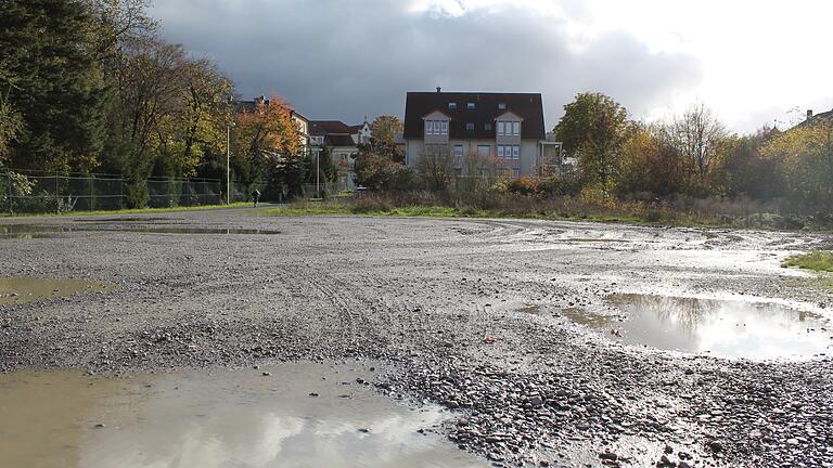 Auf der Fläche des geschotterten Parkplatzes am Ende der Andreas-Hippler-Straße in Gerolzhofen soll ein fünfstöckiges Mehrfamilienhaus entstehen. Hierfür muss der für diesen Bereich gültige Bebauungsplan geändert werden. Auf der Fläche des geschotterten Parkplatzes am Ende der Andreas-Hippler-Straße in Gerolzhofen soll ein fünfstöckiges Mehrfamilienhaus entstehen. Hierfür muss der für diesen Bereich gültige Bebauungsplan geändert werden.