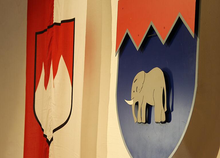 Die Wappen der neuen Partner, der Stadt Gerolzhofen und des Elefanten-Bataillons aus Volkach. Die Wappen der neuen Partner, der Stadt Gerolzhofen und des Elefanten-Bataillons aus Volkach.