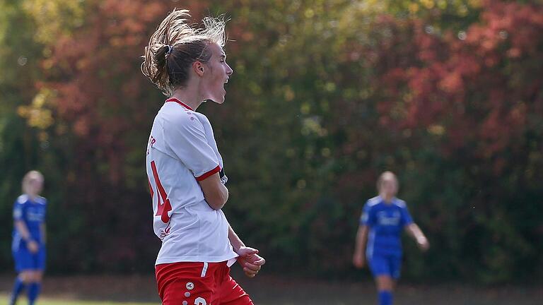 Torschützin Laura Gerst. Die 19-Jährige ist mit sieben Toren aktuell die erfolgreichste Angreiferin ihrer Mannschaft in der Fußball-Bayernliga. Auch im Auswärtsspiel beim FC Ezelsdorf erzielte Gerst ein Tor. Torschützin Laura Gerst. Die 19-Jährige ist mit sieben Toren aktuell die erfolgreichste Angreiferin ihrer Mannschaft in der Fußball-Bayernliga. Auch im Auswärtsspiel beim FC Ezelsdorf erzielte Gerst ein Tor.