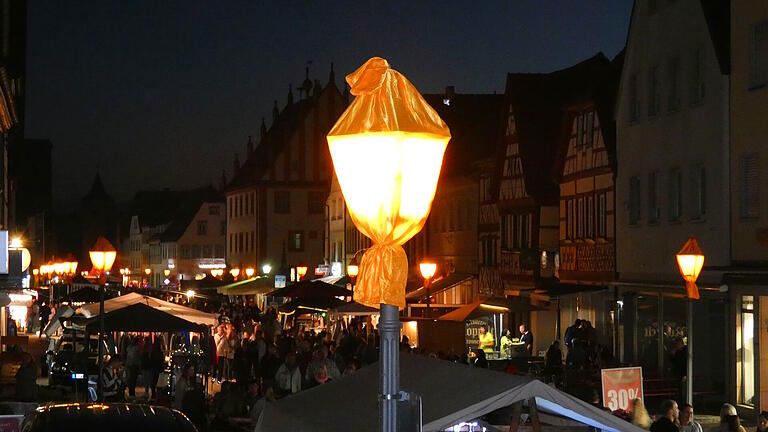 Das wird es am Freitag und Samstag in Haßfurt geben: Nach Einbruch der Dunkelheit bietet die Altstadt mit ihren gelb-orange verkleideten Laternen ein besonderes Ambiente. (Archivfoto) Das wird es am Freitag und Samstag in Haßfurt geben: Nach Einbruch der Dunkelheit bietet die Altstadt mit ihren gelb-orange verkleideten Laternen ein besonderes Ambiente. (Archivfoto)