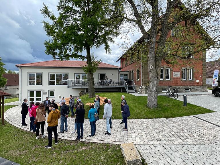 Matthias Eisenhut (links) stellte den Außenbereich und die Innenräume des Dorfgemeinschaftshauses vor. Matthias Eisenhut (links) stellte den Außenbereich und die Innenräume des Dorfgemeinschaftshauses vor.