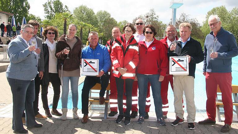 Springen verboten: Mit der Freibad-Eröffnung am Sonntag ist es damit vorbei. Doch OB Müller und die geladenen Gäste ließen bei der kühlen Witterung lieber noch ihre Kleidung an. Im Bild von links: Rebecca Hick, Stefan Rückert, Stadträtin Gertrud Stocker, Verena Dambach, Siegfried Müller, mehrere Wasserwacht-Mitglieder, Rainer Trabert und Sportreferent Manfred Marstaller. Springen verboten: Mit der Freibad-Eröffnung am Sonntag ist es damit vorbei. Doch OB Müller und die geladenen Gäste ließen bei der kühlen Witterung lieber noch ihre Kleidung an. Im Bild von links: Rebecca Hick, Stefan Rückert, Stadträtin Gertrud Stocker, Verena Dambach, Siegfried Müller, mehrere Wasserwacht-Mitglieder, Rainer Trabert und Sportreferent Manfred Marstaller.