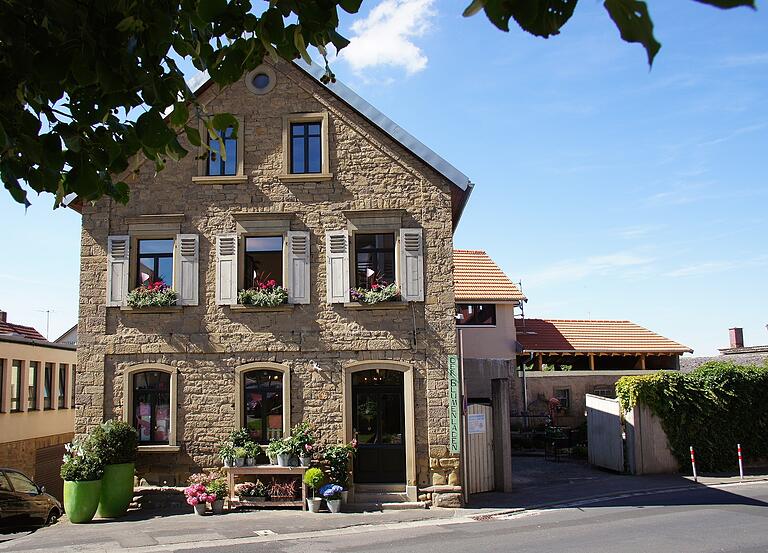 Einst beherbergte dieser Hof in Werneck ein landwirtschaftliches Anwesen. Inzwischen sind ein Blumenladen und ein Ingenieurbüro dort eingezogen. Einst beherbergte dieser Hof in Werneck ein landwirtschaftliches Anwesen. Inzwischen sind ein Blumenladen und ein Ingenieurbüro dort eingezogen.