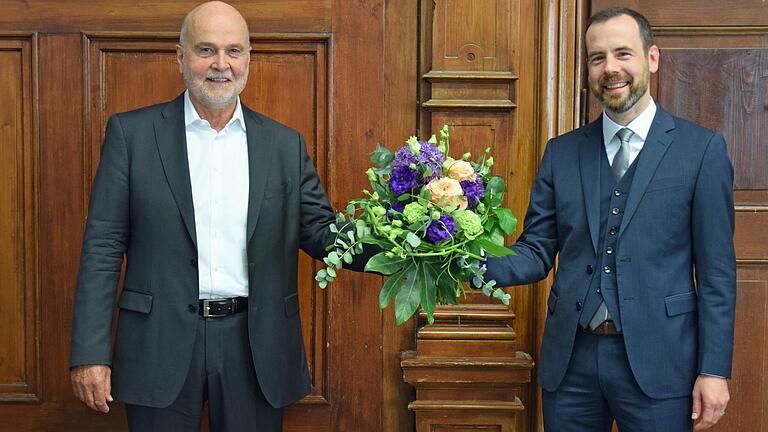 Universitätsratsvorsitzender Dieter Timmermann (links) gratuliert Kai Fischbach zur erfolgreichen Wahl zum neuen Präsidenten der Universität Bamberg.