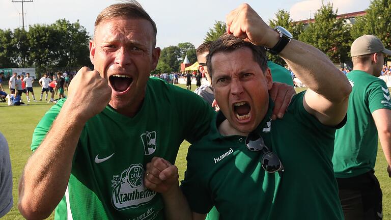 Ekstase: Nach dem Kreisliga-Klassenerhalt durch einen verrückten Relegationssieg über Fatschenbrunn lagen sich Fans und Spieler des SV-DJK Unterspiesheim in den Armen. Ekstase: Nach dem Kreisliga-Klassenerhalt durch einen verrückten Relegationssieg über Fatschenbrunn lagen sich Fans und Spieler des SV-DJK Unterspiesheim in den Armen.