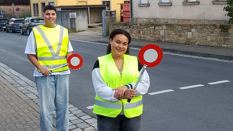 Bera Ersoy und Kiara Markert an ihrem 'Arbeitsplatz' in der Schallfelder Straße in Gerolzhofen – natürlich mit Kelle und sichtbarer Weste. Bera Ersoy und Kiara Markert an ihrem 'Arbeitsplatz' in der Schallfelder Straße in Gerolzhofen – natürlich mit Kelle und sichtbarer Weste.