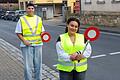 Bera Ersoy und Kiara Markert an ihrem 'Arbeitsplatz' in der Schallfelder Straße in Gerolzhofen – natürlich mit Kelle und sichtbarer Weste.