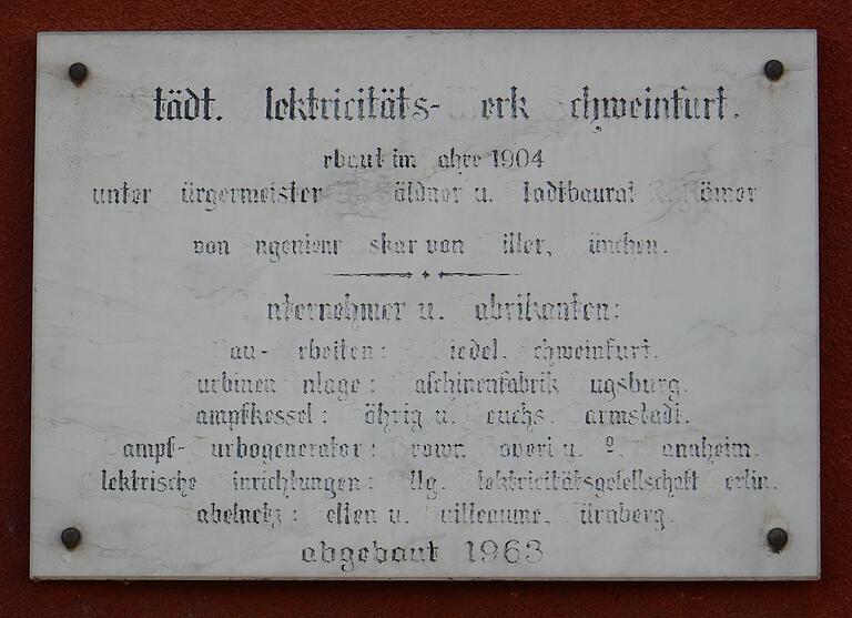 Eine kaum noch zu entziffernde Tafel erinnert am Trafogebäude an das E-Werk von Oskar von Miller. Eine kaum noch zu entziffernde Tafel erinnert am Trafogebäude an das E-Werk von Oskar von Miller.