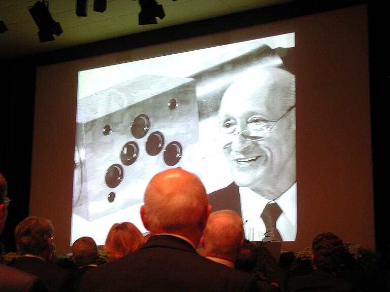 Durfte beim Rückblick auf 50 Jahre Hydraulik bei Rexroth im Oktober 2002 nicht fehlen: Werner Dieter war wenigstens auf der Leinwand zu sehen. Durfte beim Rückblick auf 50 Jahre Hydraulik bei Rexroth im Oktober 2002 nicht fehlen: Werner Dieter war wenigstens auf der Leinwand zu sehen. 
