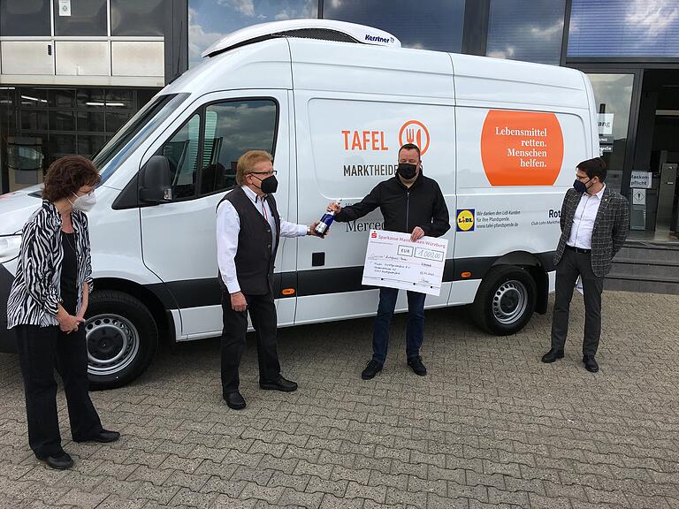 Ingrid und Erwin Partes, Sebastian Dosch (1.Vorsitzender der Tafel Marktheidenfeld), Peter Kulzer (Vorsitzender des Rotary Clubs), von links. Ingrid und Erwin Partes, Sebastian Dosch (1.Vorsitzender der Tafel Marktheidenfeld), Peter Kulzer (Vorsitzender des Rotary Clubs), von links.