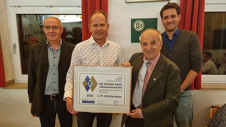 Auf dem Foto (v.l.): Reinhold Konrad (Vorstand FC Kirchheim), Stefan Klamt (Vereinsehrenamtsbeauftragter FC Kirchheim), Ludwig Bauer (Kreisehrenamtsbeauftragter Fußballkreis Würzburg und Björn Jungbauer (1. Bürgermeister Kirchheim). Auf dem Foto (v.l.): Reinhold Konrad (Vorstand FC Kirchheim), Stefan Klamt (Vereinsehrenamtsbeauftragter FC Kirchheim), Ludwig Bauer (Kreisehrenamtsbeauftragter Fußballkreis Würzburg und Björn Jungbauer (1. Bürgermeister Kirchheim).