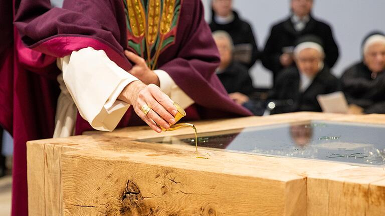 Der Holzaltar wird mit Chrisam-Öl, dem 'Christus-Öl' gesalbt. Der Holzaltar wird mit Chrisam-Öl, dem 'Christus-Öl' gesalbt.
