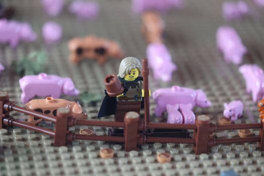 Dass er mit seiner Situation derzeit unzufrieden ist, sieht man dem Verlorenen Sohn beim Schweinhüten an. Dass er mit seiner Situation derzeit unzufrieden ist, sieht man dem Verlorenen Sohn beim Schweinhüten an.