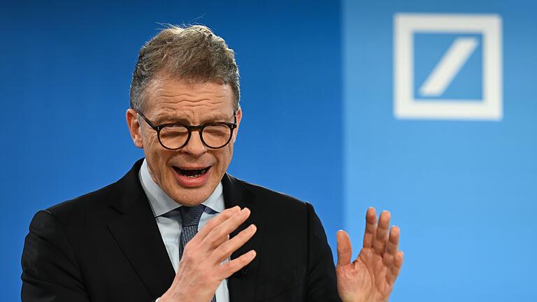 Christian Sewing       -  Deutsche-Bank-Chef Christian Sewing fordert mit den Vorstandschefs von Siemens und Mercedes-Benz eine Wende in der Wirtschaftspolitik (Archivbild)