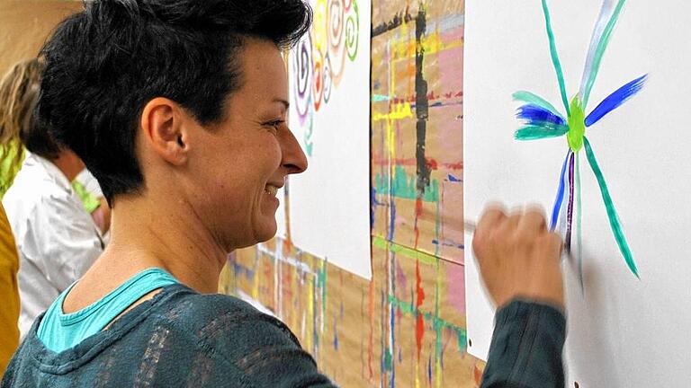Kreativ werden: Alle Eltern, die an der Eröffnung des Malorts der Saaletalschule teilnahmen, durften ihre Ideen auf das Papier bringen.FOTO: Regina Vossenkaul