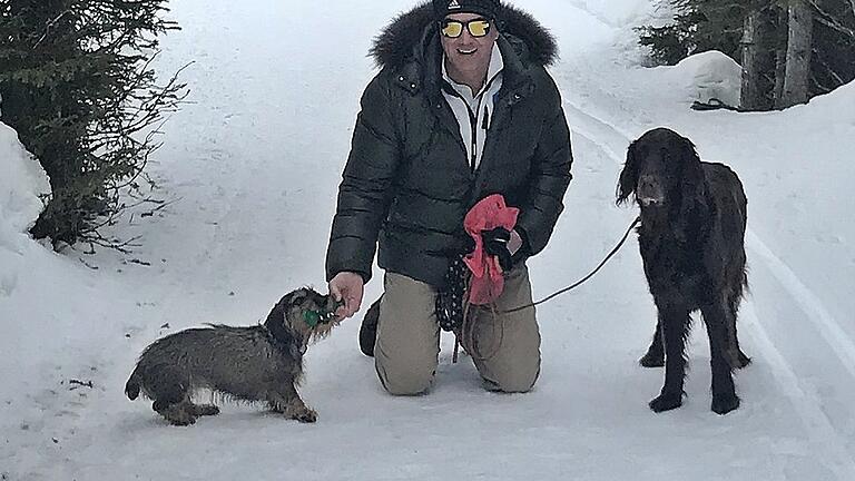 Auszeit in der Rhön: Bernd Griewing bei einem Winterspaziergang mit den beiden Hunden Adele und Jessa. Auszeit in der Rhön: Bernd Griewing bei einem Winterspaziergang mit den beiden Hunden Adele und Jessa.