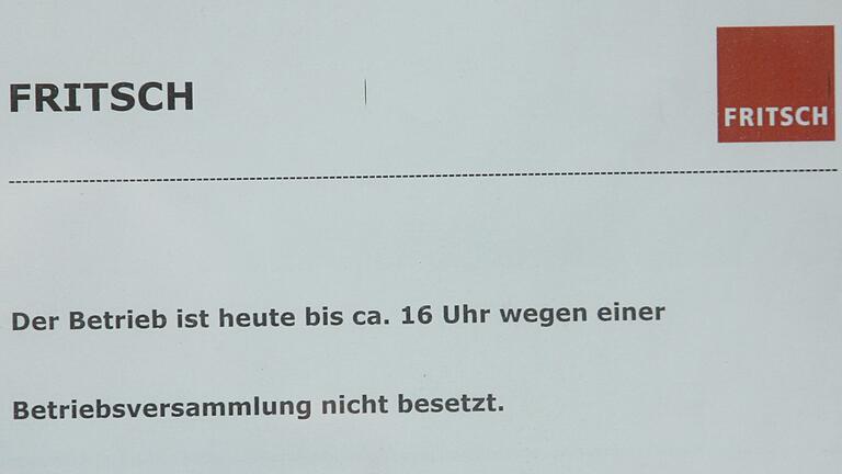 Während einer Mitarbeiterversammlung am Mittwoch erfuhr die Belegschaft der Unternehmensgruppe Fritsch von der vorläufigen Insolvenz. Während einer Mitarbeiterversammlung am Mittwoch erfuhr die Belegschaft der Unternehmensgruppe Fritsch von der vorläufigen Insolvenz.