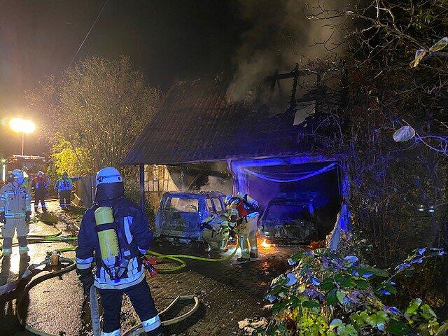 Zwei Autos brannten bei dem Feuer komplett aus. Zwei Autos brannten bei dem Feuer komplett aus.