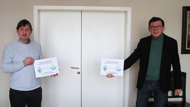 Eigeninitiative und kreative Ideen finden jetzt auch in Hammelburg finanzielle Unterstützung durch das Regionalbudget der Allianz Fränkisches Saaletal. Allianz-Vorsitzender Armin Warmuth (rechts) und Allianz-Manager Holger Becker (links) freuen sich auf Bewerbungen, die noch bis Ende Februar möglich sind. Foto: Winfried Ehling - Eigeninitiative und kreative Ideen finden jetzt auch in Hammelburg finanzielle Unterstützung durch das Regionalbudget der Allianz Fränkisches Saaletal. Allianz-Vorsitzender Armin Warmuth (rechts) und Allianz-Manager Holger Becker (links) freuen sich auf Bewerbungen, die noch bis Ende Februar möglich sind. Foto: Winfried Ehling Eigeninitiative und kreative Ideen finden jetzt auch in Hammelburg finanzielle Unterstützung durch das Regionalbudget der Allianz Fränkisches Saaletal. Allianz-Vorsitzender Armin Warmuth (rechts) und Allianz-Manager Holger Becker (links) freuen sich auf Bewerbungen, die noch bis Ende Februar möglich sind. Foto: Winfried Ehling - Eigeninitiative und kreative Ideen finden jetzt auch in Hammelburg finanzielle Unterstützung durch das Regionalbudget der Allianz Fränkisches Saaletal. Allianz-Vorsitzender Armin Warmuth (rechts) und Allianz-Manager Holger Becker (links) freuen sich auf Bewerbungen, die noch bis Ende Februar möglich sind. Foto: Winfried Ehling